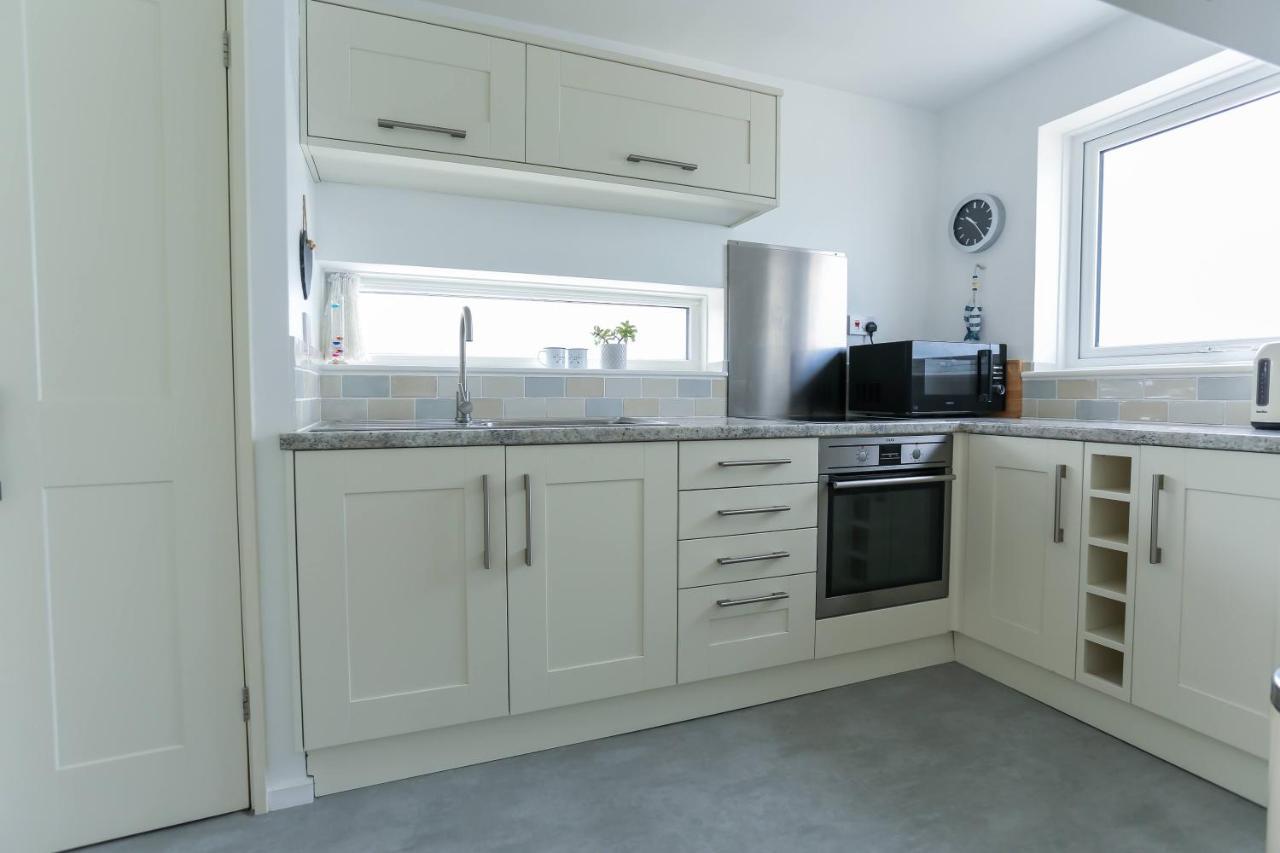 Tides - Beach Front Apartment In Bracklesham Bay Chichester Exterior foto